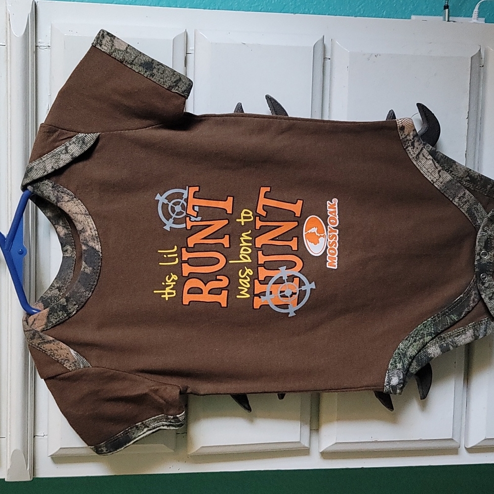 Mossy oak set of 3 onesie (never worn)